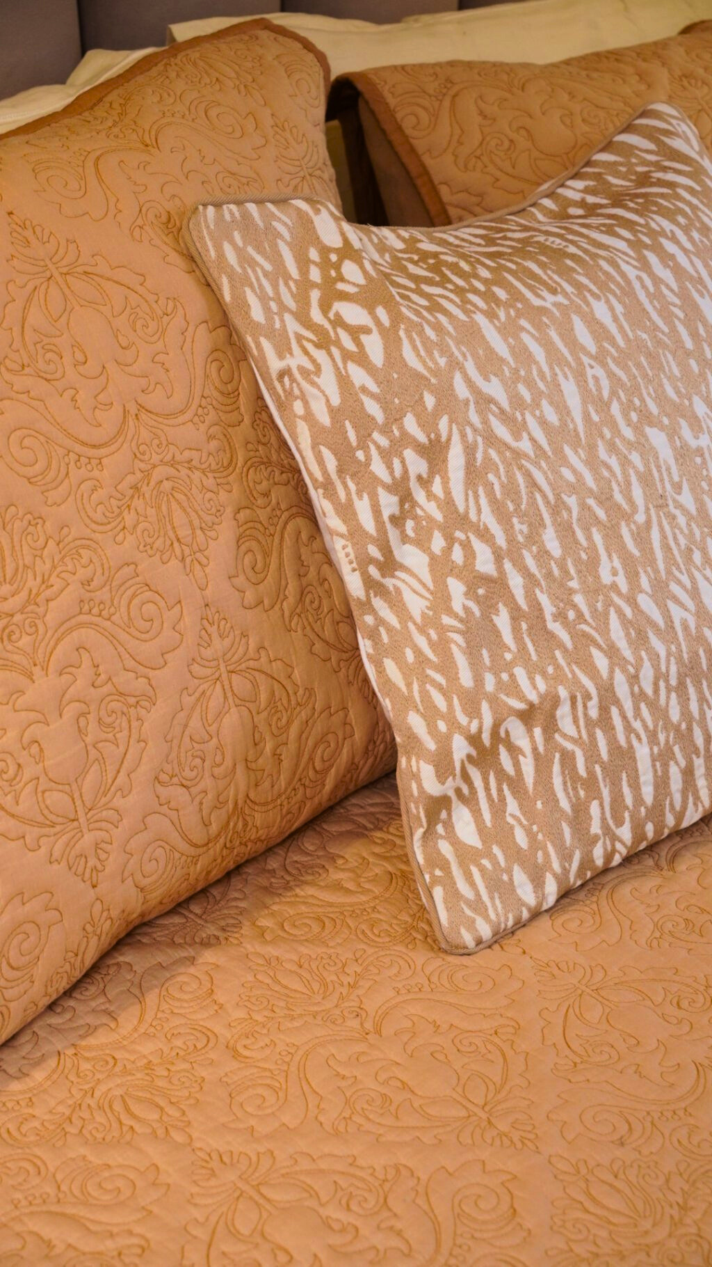 Golden Grace Quilt Set