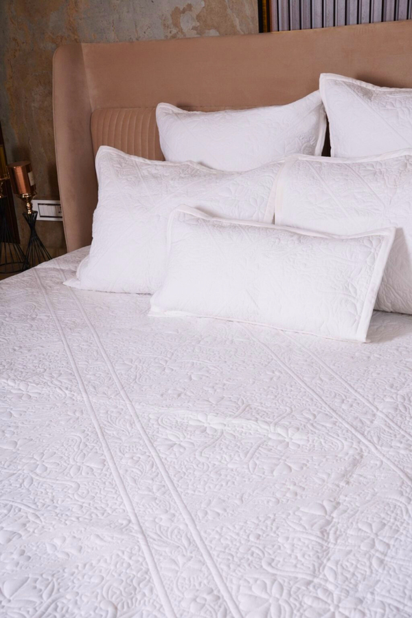 Ivory Whisper Quilt Set